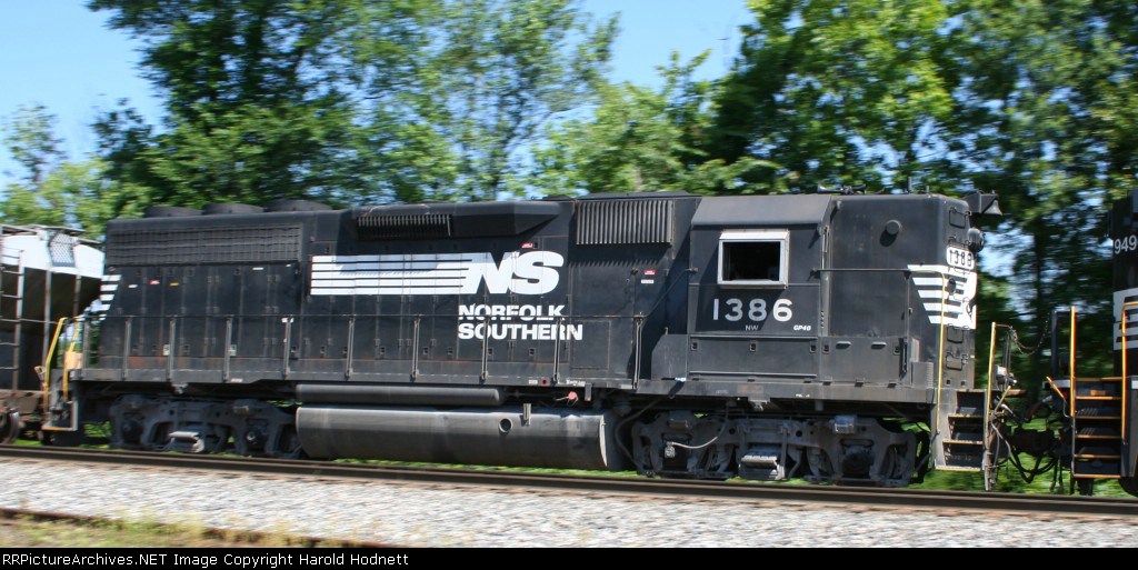 NS 1386 is the trailing unit on a northbound train